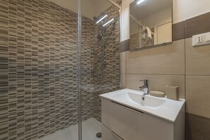 Appartement, 2 chambres | Salle de bain | Douche, sĂšche-cheveux, bidet, serviettes fournies