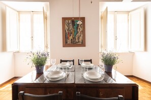 Apartemen, 2 kamar tidur | Makan di kamar