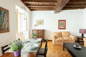 Appartamento, 2 camere da letto | Area soggiorno | TV LCD 32 pollici con canali digitali, TV