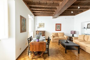 Apartment, 2 Schlafzimmer | Wohnbereich | 32-Zoll-LCD-Fernseher mit Digitalempfang, Fernseher