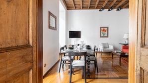 Apartment, 2 Schlafzimmer | Essbereich im Zimmer