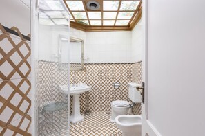 Apartamento, 2 quartos | Banheiro | Chuveiro, secador de cabelo, bidê, toalhas de banho