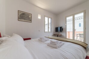 Studio, terrasse, vue ville