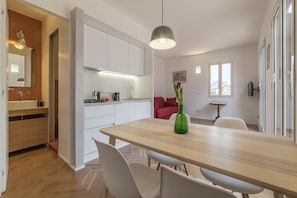 Estúdio, terraço, vista para a cidade | Opções para refeição no quarto