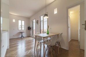 Studio, Terrasse, Stadtblick | Essbereich im Zimmer