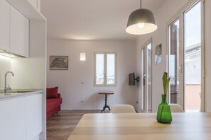 Studio, Terrasse, Stadtblick | Essbereich im Zimmer