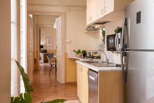 Refrigerador con freezer, placa de cocina, silla alta para bebés