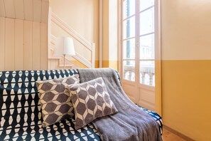 Lägenhet - 2 sovrum | Vardagsrum | Platt-tv och leksaker