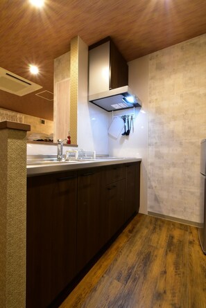 Kühlschrank, Mikrowelle, Herdplatte, Kochgeschirr/Geschirr/Besteck