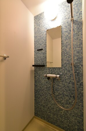 Kostenlose Toilettenartikel, Haartrockner, Handtücher