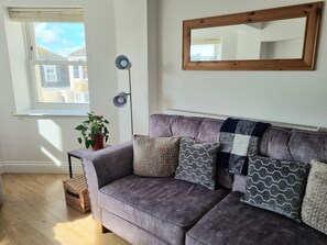 Kaupunkihuoneisto, 2 makuuhuonetta, tupakointi kielletty, jokinäköala | Oleskelualue | Älytelevisio, Netflix, suoratoistopalvelut