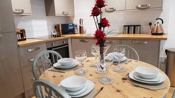 City-Apartment, 2 Schlafzimmer, Nichtraucher, Flussblick | Eigene Küche | Großer Kühlschrank, Mikrowelle, Ofen, Herdplatte