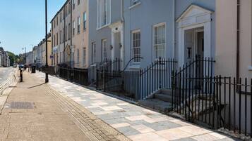 City-Apartment, 2 Schlafzimmer, Nichtraucher, Flussblick | Blick auf die Straße