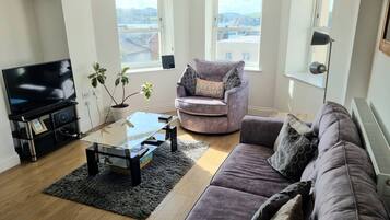 Apartemen Kota, 2 kamar tidur, Bebas Asap Rokok, pemandangan sungai | Area keluarga | Smart TV 49-inci dengan saluran TV digital, TV, dan Netflix