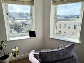 Kaupunkihuoneisto, 2 makuuhuonetta, tupakointi kielletty, jokinäköala | Oleskelualue | Älytelevisio, Netflix, suoratoistopalvelut