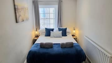 City-Apartment, 2 Schlafzimmer, Nichtraucher, Flussblick | 2 Schlafzimmer, individuell eingerichtet, Schreibtisch