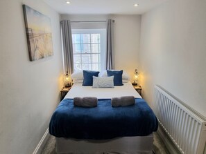 Apartamento City, 2 habitaciones, no fumadores, vistas al río | 2 dormitorios, mobiliario individual, escritorio