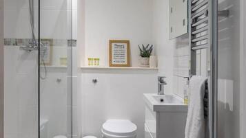Apartemen Kota, 2 kamar tidur, Bebas Asap Rokok, pemandangan sungai | Kamar mandi | Shower, pancuran hujan, perlengkapan mandi gratis, dan pengering rambut