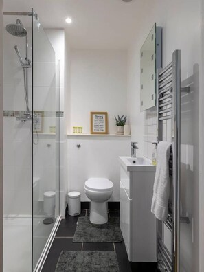 City Apartment, 2 Bedrooms, Non Smoking, River View | Bathroom - River views By Royal William Yard (Plymouth)