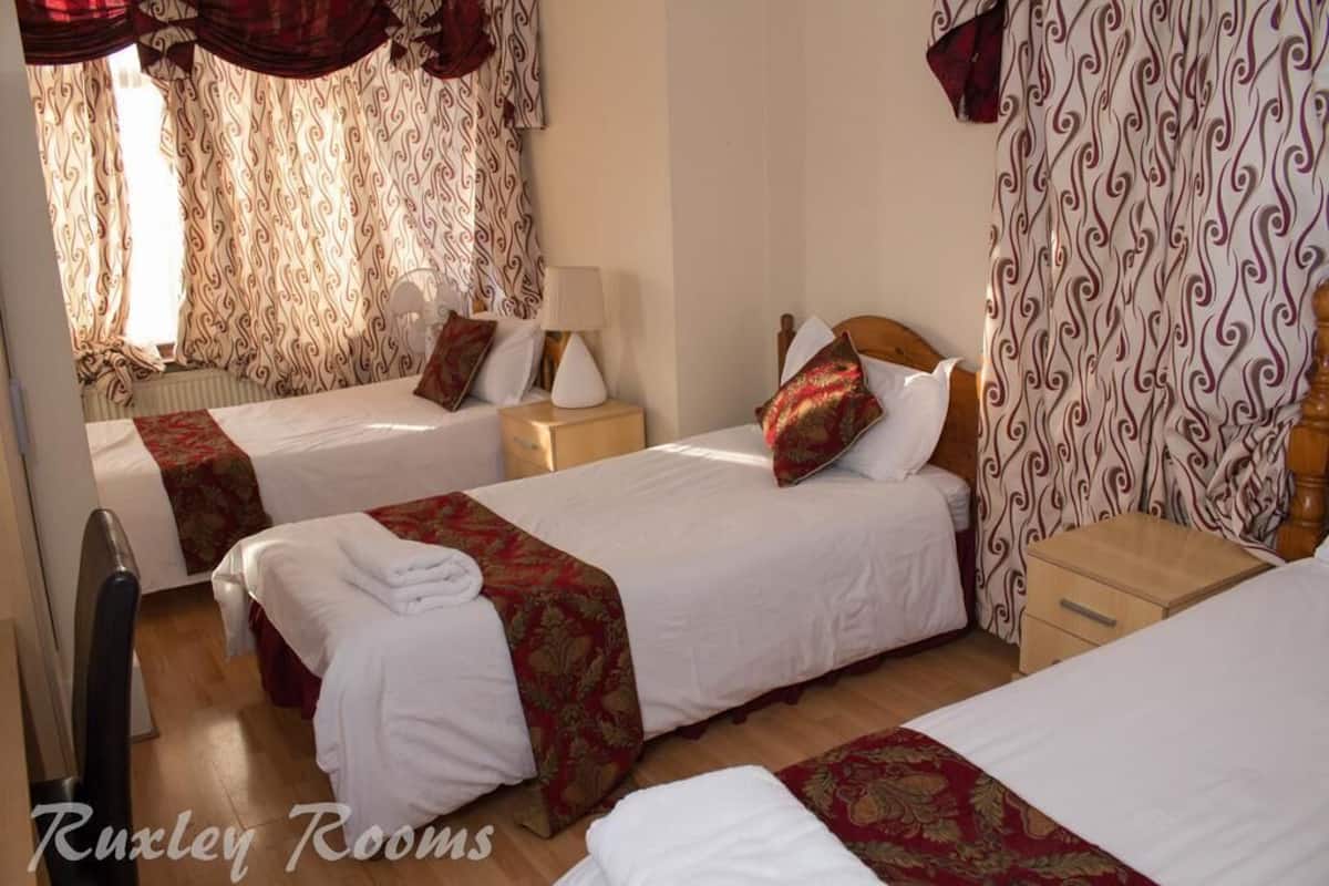 Standard Quadruple Room | Ruang kerja komputer riba, seterika/papan seterika, Wi-fi percuma