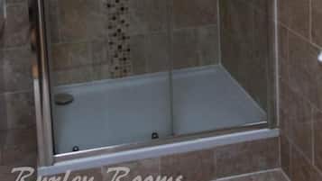 Standard Double Room | Bathroom | Towels