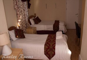 Standard Twin Room | Ruang kerja komputer riba, seterika/papan seterika, Wi-fi percuma 