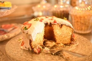 A cake with strawberries on a glass plate. - Troodon Park Hotel (Sousa)