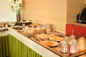 A buffet setup with various food items and beverages. - Troodon Park Hotel (Sousa)