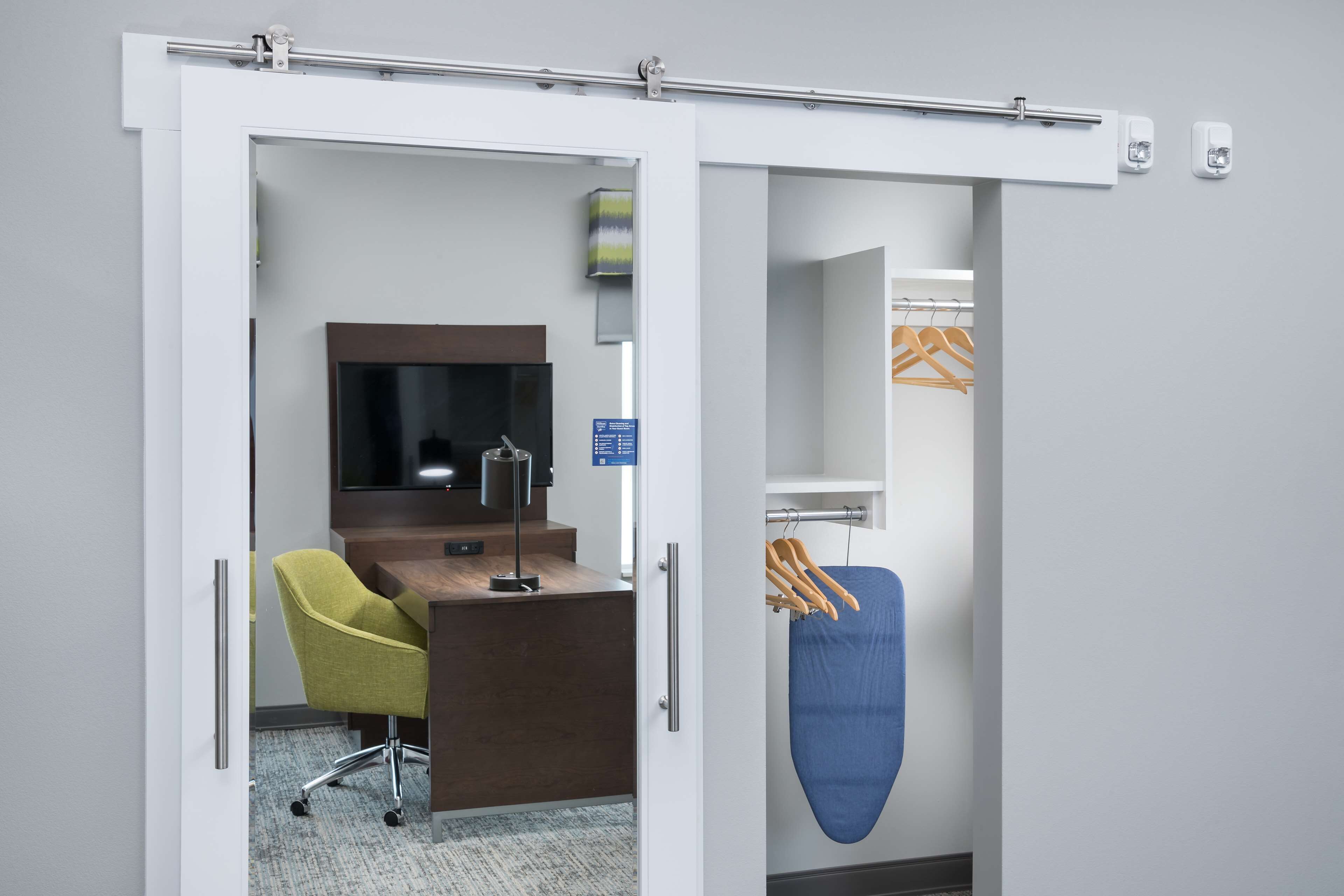 studio, 1 king bed, accessible, non smoking (mobility & hearing, roll-in shower) | 1 bedroom, egyptian cotton sheets, premium bedding