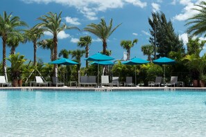 Outdoor pool, pool umbrellas, pool loungers - Hampton Inn & Suites Cape Canaveral Cruise Port (Cape Canaveral)