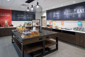 Free daily buffet breakfast - Hampton Inn & Suites Cape Canaveral Cruise Port (Cape Canaveral)