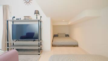 1 bedroom, desk, free WiFi, bed sheets