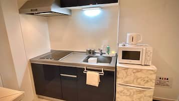 Refrigerador, microondas, parrilla de estufa y utensilios de cocina