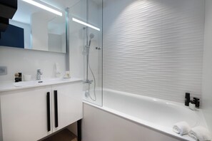 Dusche, Haartrockner, Handtücher