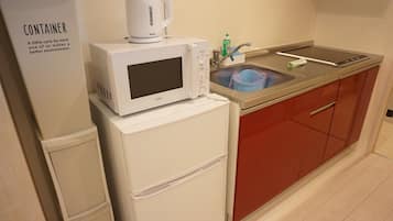 Fridge, microwave, stovetop, cookware/dishes/utensils