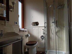 Ein Badezimmer mit Toilette, Waschbecken und Dusche.
