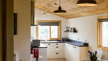 Huvila (2 Bedrooms) | Yksityinen keittiö | Jääkaappi, mikroaaltouuni, liesi, vedenkeitin