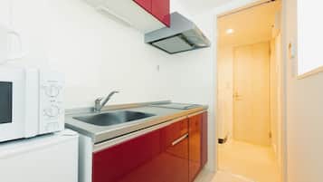 Fridge, microwave, stovetop, cookware/dishes/utensils