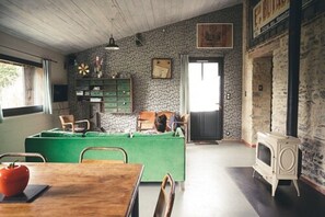 Cottage (Chez Léon) | Private kitchen | Full-size fridge, microwave, oven, stovetop - Maison d'Hotes la Clé Des Champs (Martigne-Ferchaud)