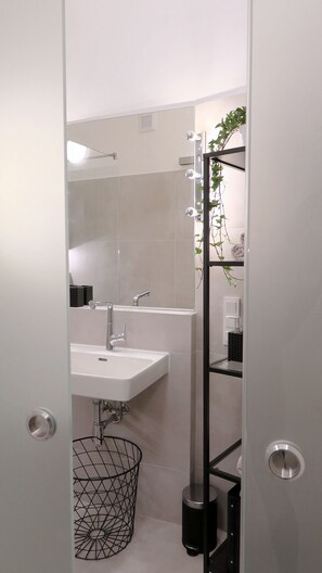 Haartrockner, Handtücher, Seife, Shampoo