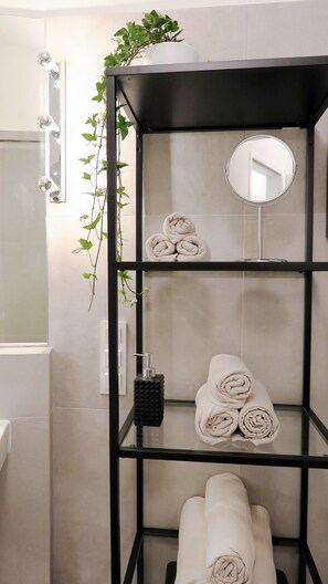 Haartrockner, Handtücher, Seife, Shampoo