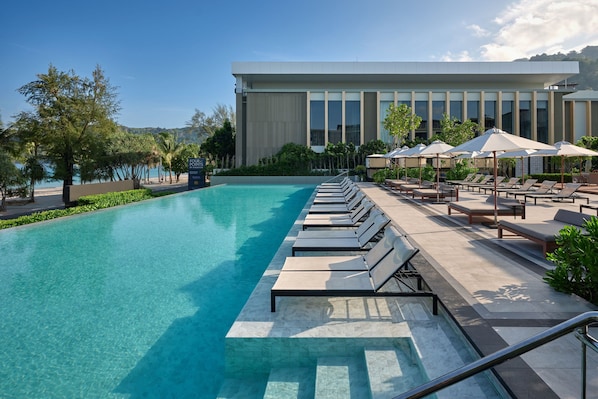 2 outdoor pools, open 8:00 AM to 9:00 PM, free pool cabanas