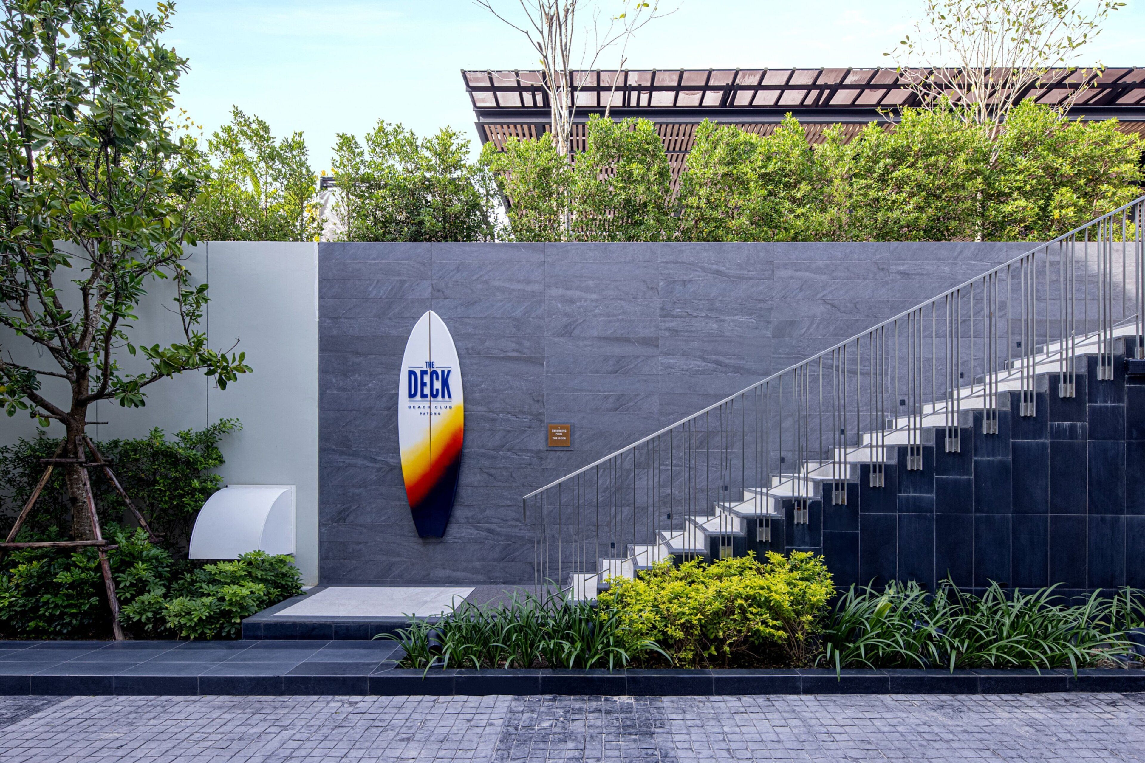 2 bars/lounges, swim-up bar, poolside bar