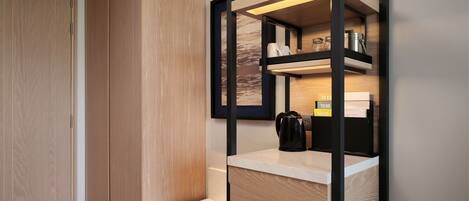 Een moderne keuken met houten kastjes, een aanrecht en een inbouwkastje met keukengerei.