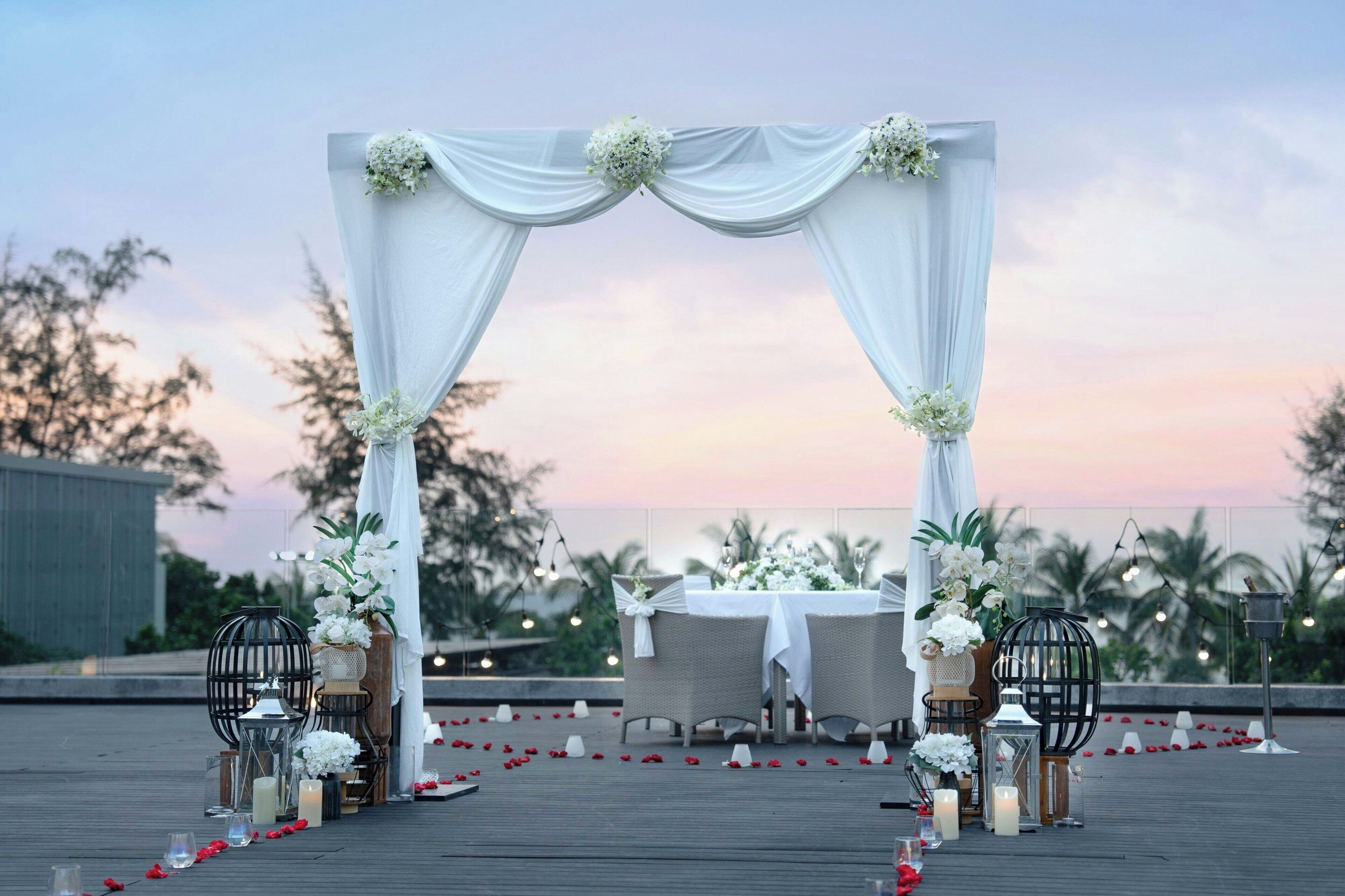 3 restaurants, breakfast, lunch, dinner served; international cuisine