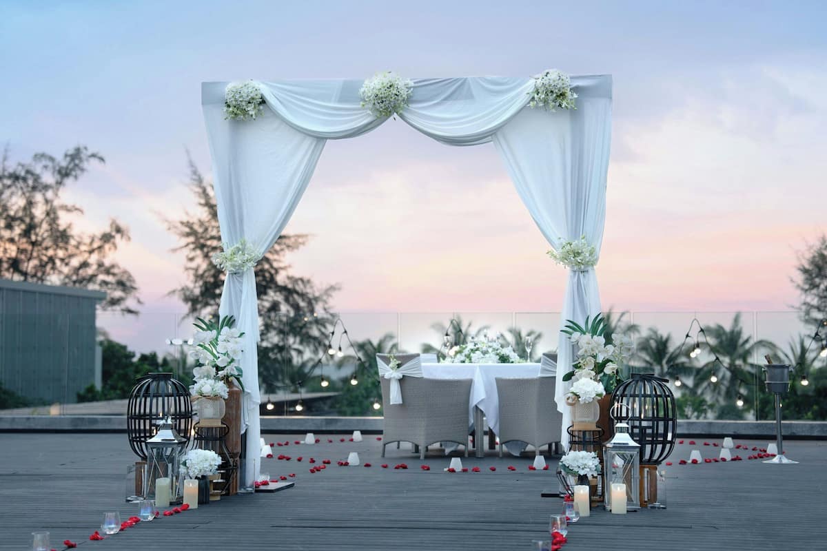 3 restaurants, breakfast, lunch, dinner served; international cuisine