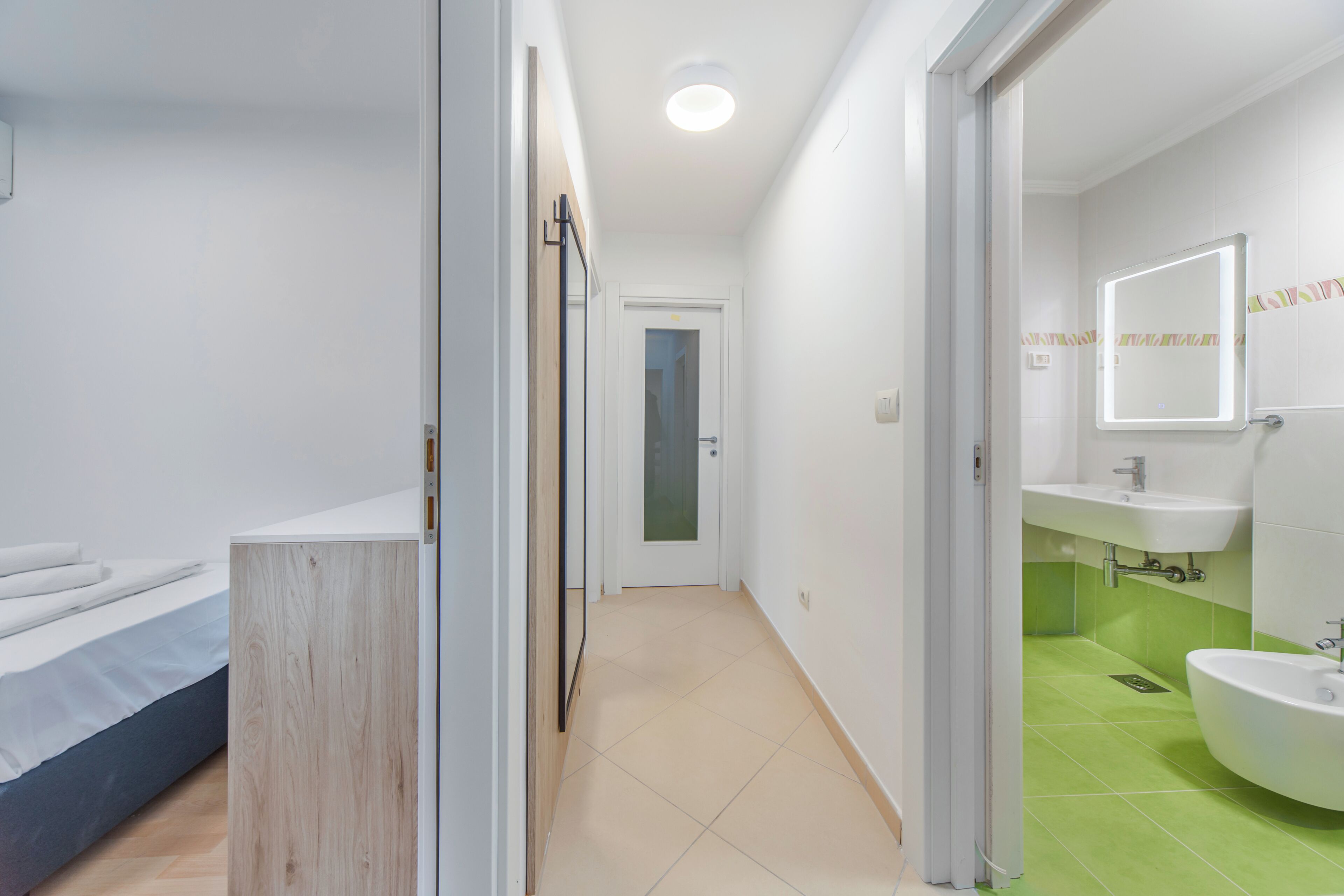 Uma casa de banho moderna com chuveiro, sanita e lavatório.