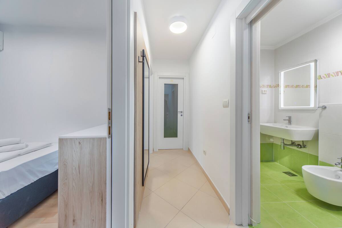 Ein modernes Badezimmer mit Dusche, Toilette und Waschbecken.