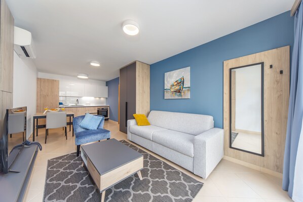 Standard Studio | Living area | Flat-screen TV