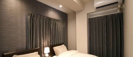 1 室のベッドルーム、デスク、WiFi (無料)、ベッドシーツ